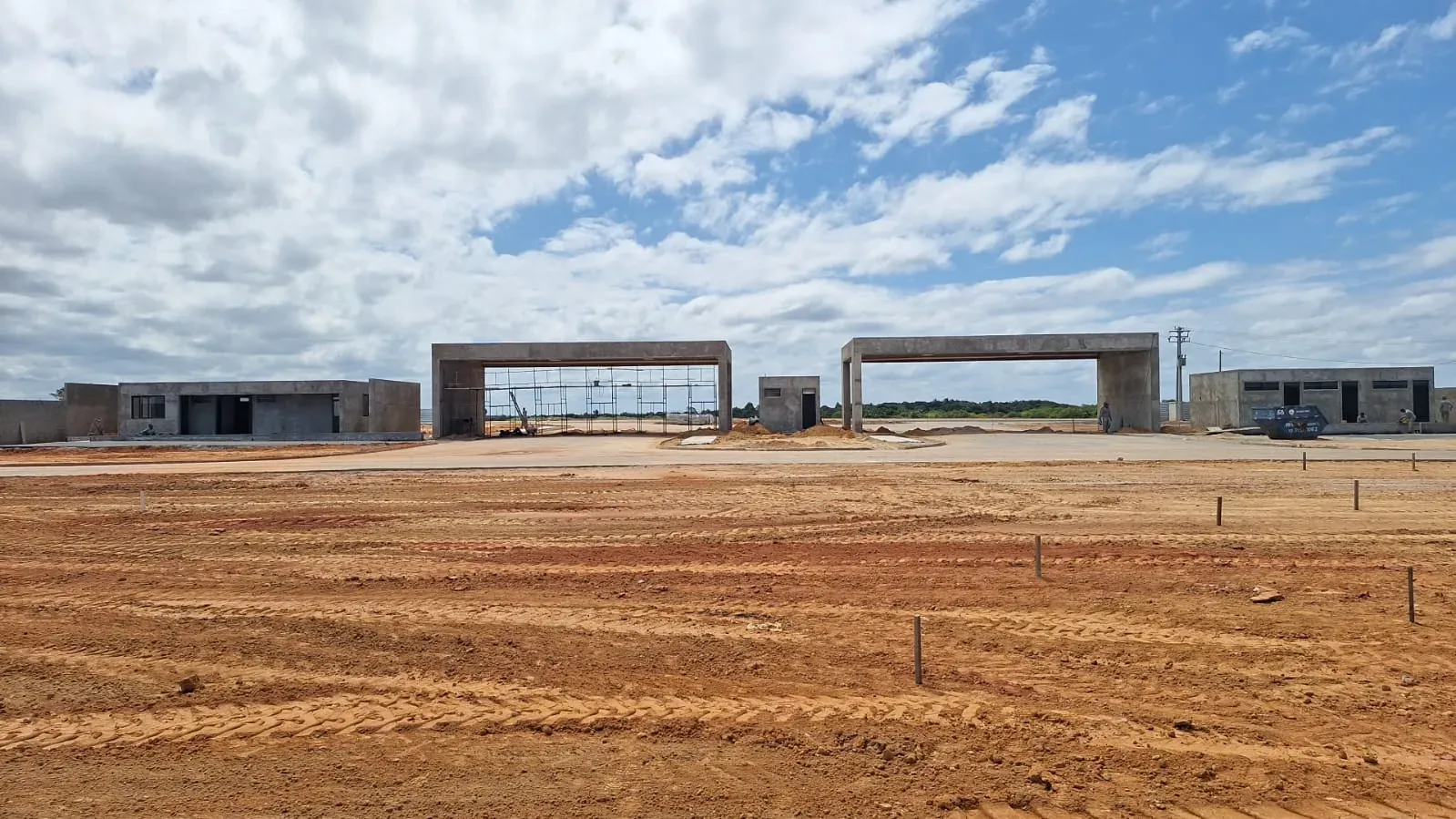 A portaria do Condomínio Tramonto em obras, com os dois pórticos de concreto já erguidos