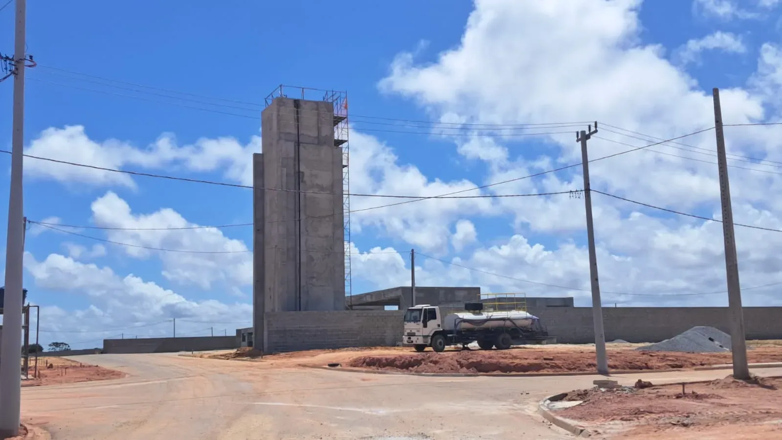 A torre do reservatório, de onde partem as prumadas para a rede de distribuição de água.